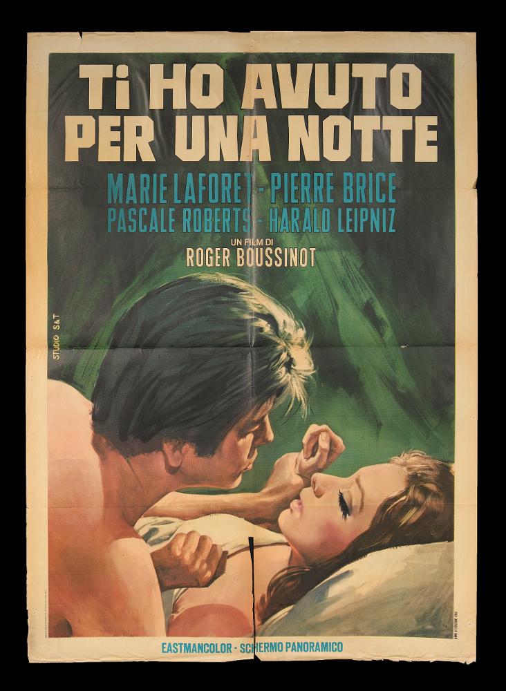 L'immagine riproduce uno dei manifesti conservati presso la Mediateca Regionale Pugliese (vedi Note). Si tratta della versione grafica per il manifesto del film "Ti ho avuto per una notte". Si tratta di un'opera grafica dello Studio S&T, come si evince dalla firma sul fianco sinistro. La bella composizione dalla pittura morbida e realistica rappresenta una scena intima e romantica in primo piano con i protagonisti Pierre Brice e Marie Laforet, esaltata dalla luce e da uno sfondo dai toni scuri e verdi senza riferimenti a luoghi e tempi, che attira maggiormente l'occhio del fruitore sui due amanti. Il titolo dal lettering pulito e dal colore neutro, a lettere capitali, completa elegantemente l'insieme....