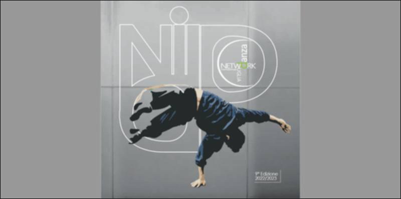 Per la nona Edizione 2022-2023 del Progetto R.I.Si.Co (Rete interattiva per Sistemi Coreografici) il Network Internazionale Danza Puglia ha ospitato, presso la Casa delle Culture di Bari, importanti coreografi di fama internazionale nello scenario della danza contemporanea.
Il video-racconto riassume i momenti emblematici degli incontri di formazione rivolti agli insegnanti di danza del territorio pugliese.
Si parte con Ezio Schiavulli, coreografo e danzatore di origini pugliesi, nonchè fondatore e direttore artistico del Network Internazionale Danza Puglia. Le sue lezioni, tenute il 22 e 23 ottobre 2022, si sono incentrate sugli aspetti pedagogici della danza, con importanti riflessioni sul concetto di movimento.
Si passa al racconto degli incontri tenuti dal noto core...