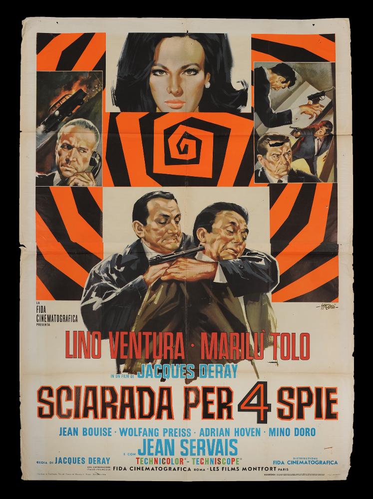 L'immagine riproduce uno dei manifesti conservati presso la Mediateca Regionale Pugliese (vedi Note). Si tratta del manifesto del film "Sciarada per 4 spie", a firma di Sandro Symeoni (Symeoni). Noto per essere uno dei pittori di cinema più prolifici, si distinse per una grande pittoricità, un gusto originale basato sulla bellezza formale, soprattutto femminile, e più tardi per composizioni moderne basate su ritmi spezzati e drammatici. Per questo manifesto, Symeoni infatti cattura l'occhio del fruitore con piccole scene molto realistiche raffigurate in riquadri scomposti e alternati ad un gioco visivo a spirale nero e arancio fluo. Con questo espediente rende la composizione molto dinamica, con immagini cariche di tensione e fascino avventuroso....