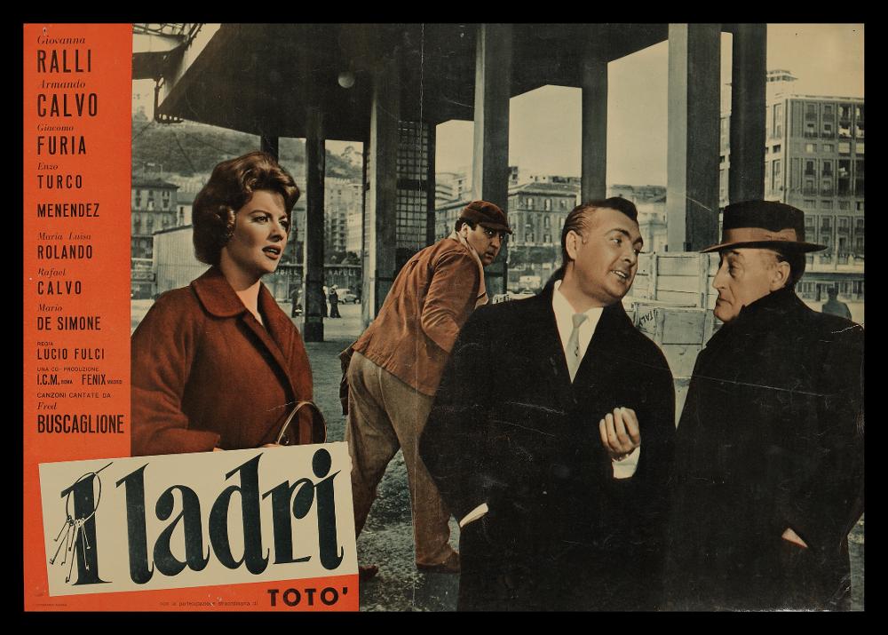 L'immagine riproduce uno dei manifesti conservati presso la Mediateca Regionale Pugliese (vedi Note). Si tratta di uno dei soggetti della fotobusta del film italiano "I ladri". Senza firma, il manifesto mostra un'impostazione piuttosto moderna per questo genere di opera grafica, con la fotografia di scena dagli accattivanti colori ritoccati che occupa quasi tutto lo spazio, per un impatto maggiormente comunicativo. La fascia a sinistra accoglie le informazioni del film e il titolo, che con i suoi caratteri e il piccolo disegno del mazzo di chiavi, allude al tema del film....