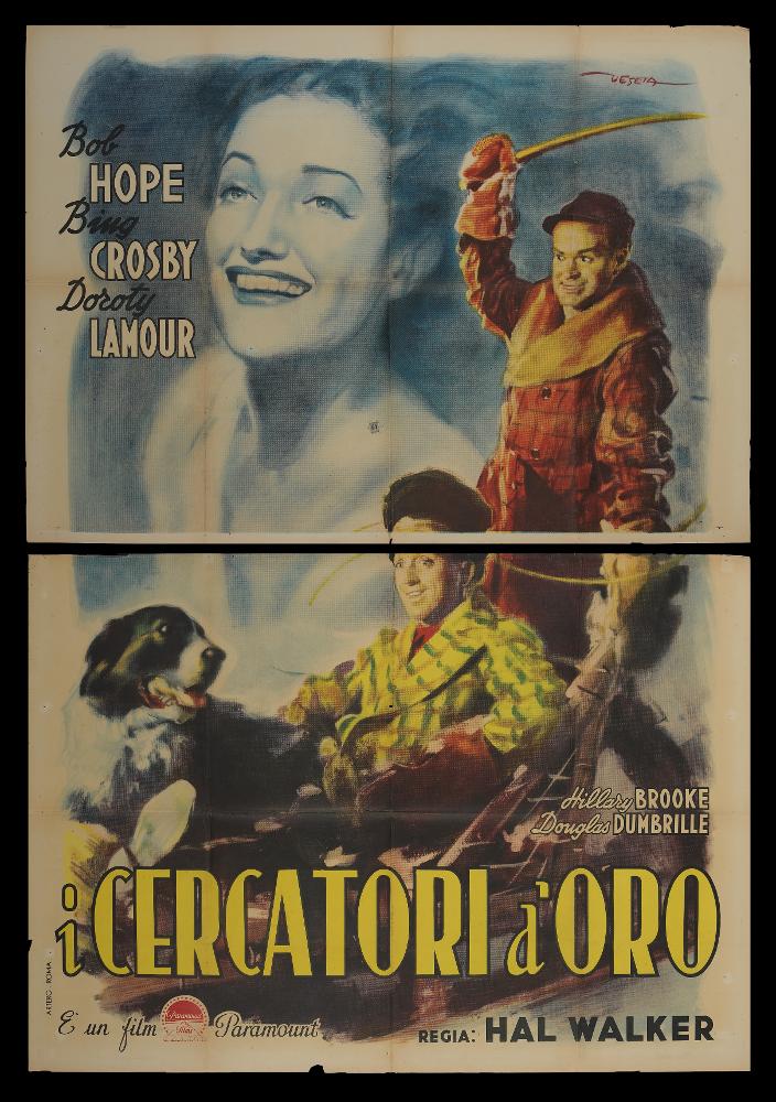L'immagine riproduce uno dei manifesti conservati presso la Mediateca Regionale Pugliese (vedi Note). Si tratta di una delle versioni grafiche del manifesto del film “I cercatori d’oro” del 1946 per la regia di Hal Walker a firma dell’illustratore Deseta (De Seta Enrico), disegnatore e pittore italiano, noto come fumettista per giornali satirico-umoristici e periodici per ragazzi e soprattutto per la sua produzione di illustrazioni cinematografiche. In questo manifesto l’artista sintetizza tutto il compendio narrativo del film attraverso una sola immagine in primo piano, la coppia dei protagonisti maschili immortalata in una scena d’esterno, su una slitta che richiama immediatamente l’ambientazione del film in un luogo freddo (Alaska). Sullo sfondo, in un monocromo azzu...
