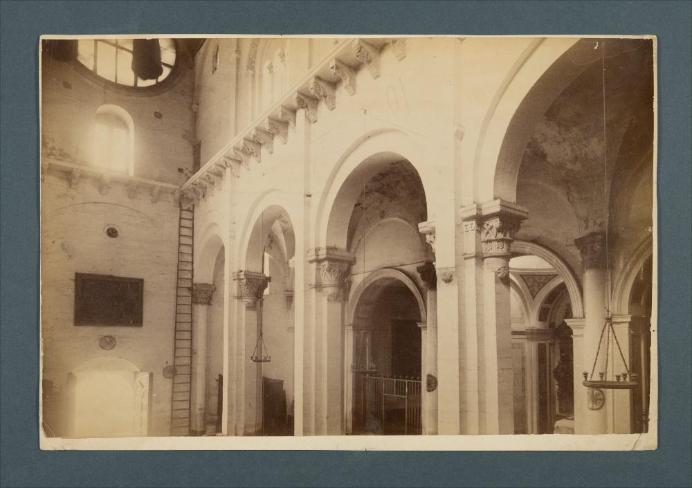 <div class="ql-editor"><div><span>Documentazione fotografica della veduta interna della Cattedrale di Ruvo di Puglia, con veduta parziale della controfacciata, del cleristorio e dell’arcata sinistra.</span></div><div><span class="ql-cursor">﻿</span>La raccolta fotografica di Giuseppe Ceci (1863-1938), studioso delle arti figurative dell’Italia meridionale e tra i promotori delle Società di Storia Patria di Napoli e della Puglia, si inserisce nel vivace clima culturale dell’Italia postunitaria, caratterizzato dal progressivo consolidarsi di una «coscienza nazionale» alimentata anche dal confronto e dal dialogo con le realtà storiche e culturali locali.</div><div>Oggi la Biblioteca Comunale di Andria conserva oltre settecento f...