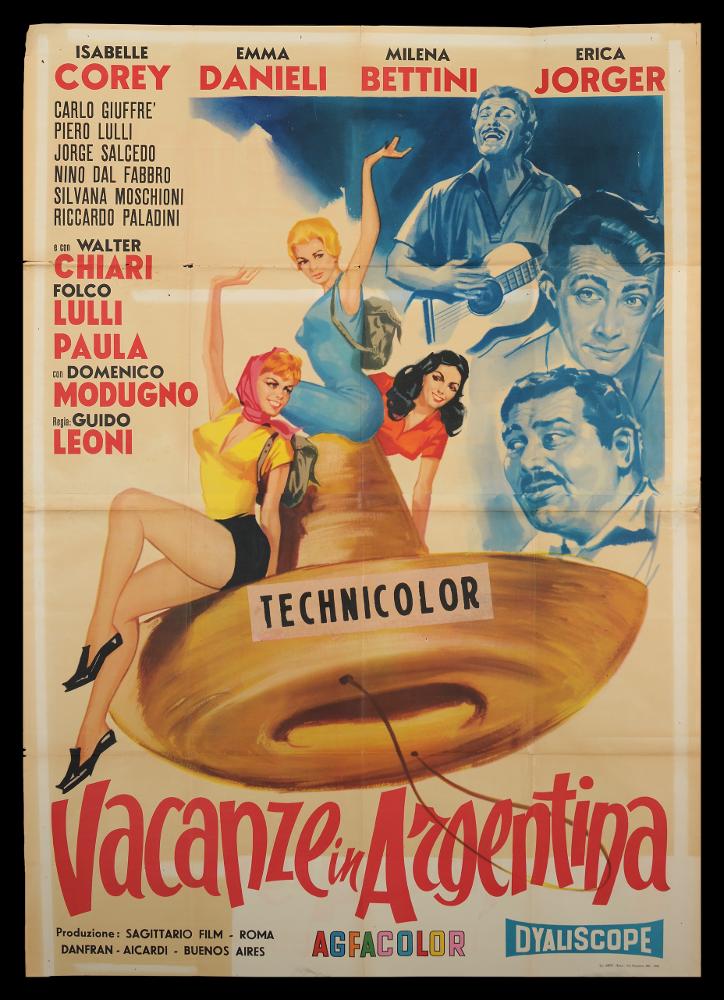 L'immagine riproduce uno dei manifesti conservati presso la Mediateca Regionale Pugliese (vedi Note). Si tratta di una delle versioni grafiche del manifesto del film "Vacanze in Argentina" del 1960 per la regia di Guido Leoni. Il manifesto non presenta nessuna firma, ma vi sono molte delle caratteristiche della composizione grafica dei cartelloni cinematografici degli anni Cinquanta. In primo piano vi sono le protagoniste femminili del film, giovani donne della quale si enfatizza la bellezza grazie all’uso di colori brillanti e pieni, un uso meno pittorico del colore. A suggerire il luogo dell’azione è la presenza centrale di un grande sombrero, copricapo tipico dell’America Latina, utilizzato come appoggio dai personaggi. In secondo piano, sullo sfondo, vi sono i ritra...