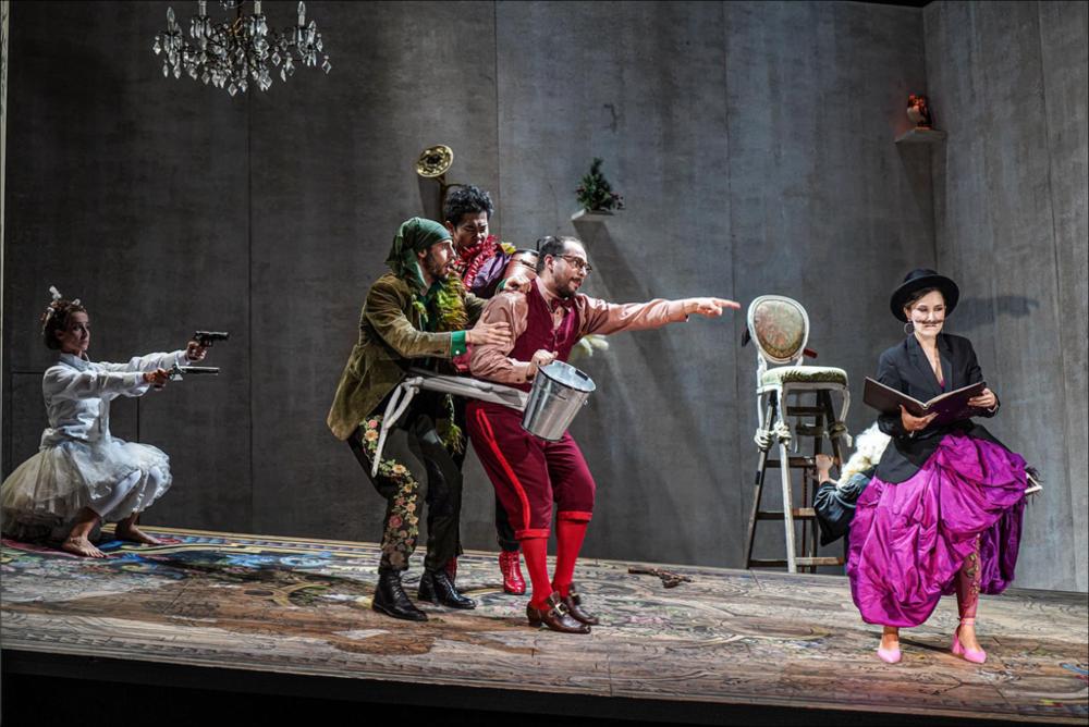 <div>Scena da <strong><em>Gli Uccellatori</em></strong> di Florian Leopold Gassmann presso il Teatro Verdi di Martina Franca (2/5 agosto 2023). I solisti dell’<strong>Accademia del Belcanto “Rodolfo Celletti”</strong> e l’orchestra ICO della Magna Grecia, sotto la direzione di Enrico Saverio Pagano, danno vita ai complessi intrecci amorosi e buffi tratti dal libretto di Carlo Goldoni. La partitura, riscoperta nella <strong>Biblioteca Nazionale di Vienna nel 2015</strong>, ha permesso di riportare alla luce quest’opera settecentesca rara, e questa rappresentazione segna la <strong>prima moderna esecuzione in Italia</strong>, valorizzando la tradizione e la storia del repertorio operistico.</div>...