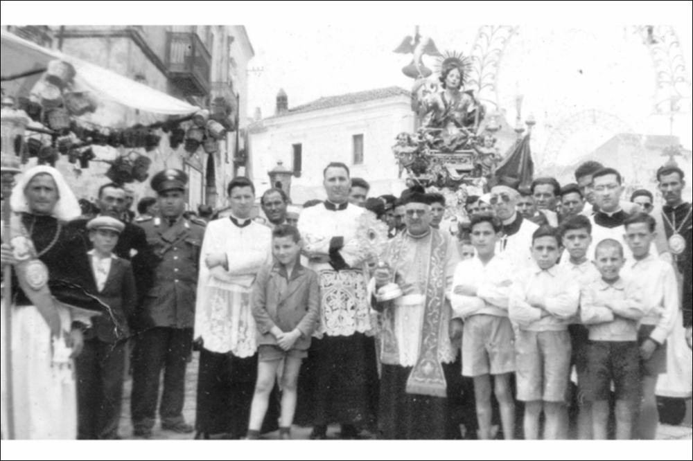 In questa foto storica San Primiano Martire è ritratto insieme all’ente ecclesiastico dell’epoca.
La festa patronale di San Primiano Martire è una celebrazione religiosa e popolare che si svolge ogni anno a Lesina (FG), dal 14 al 16 maggio. Al centro vi è il culto del santo, le cui reliquie giunsero a Lesina nel IX secolo da Larino, luogo del suo martirio nel 303 d.C.
Le celebrazioni comprendono la traslazione del simulacro alla Chiesa Madre, solenni funzioni liturgiche, la processione per le vie cittadine e la suggestiva processione sul Lago di Lesina, con la benedizione delle acque e dei pescatori.
Il culto si radicò a Lesina nel IX secolo, quando i monaci benedettini portarono qui le reliquie per salvarle dalle incursioni saracene. Da allora San Primiano è patrono de...