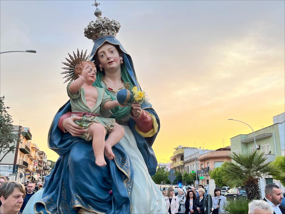 <div>L’immagine ritrae la statua della Madonna di Cotrino mentre viene portata in processione il 5 maggio 2025. Il culto della Madonna di Cotrino rappresenta uno dei riferimenti religiosi e identitari più profondi della comunità di Latiano. La devozione nasce nel 1605, quando una contadina cieca, sorda e muta, guarita miracolosamente, ritrovò l’immagine della Vergine tra i rovi in contrada Cotrino. In quel luogo sorse il santuario, divenuto nei secoli meta di pellegrinaggi.</div><div>Il momento culminante delle celebrazioni è la processione del 6 maggio, preceduta dai “nove sabati di pellegrinaggio” che iniziano a febbraio. Sebbene la tradizione sia più antica, la data attuale fu stabilita nel Novecento: fino al 1922 la f...