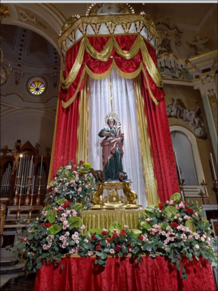 <div class="ql-editor"><div>Statua di Santa Margherita nella Chiesa Madre di Latiano durante la Festa Patronale, decorata con panneggi rossi e fiori freschi, simbolo di devozione e celebrazione della protettrice della città.</div><div><br></div><div>La Festa Patronale di <strong>Santa Margherita Vergine e Martire</strong>, protettrice di Latiano, è una celebrazione religiosa e civile che unisce devozione, tradizione e identità culturale della comunità. La santa, vissuta tra il 255 e il 275 d.C., è raffigurata come una giovane esile con un drago trafitto dalla croce e una corona di perle sul capo, simbolo del suo coraggio e della sua fede.</div><div>La festa religiosa si celebra il <strong>20 febbraio</strong>, in ricordo dello scampato pericolo ...