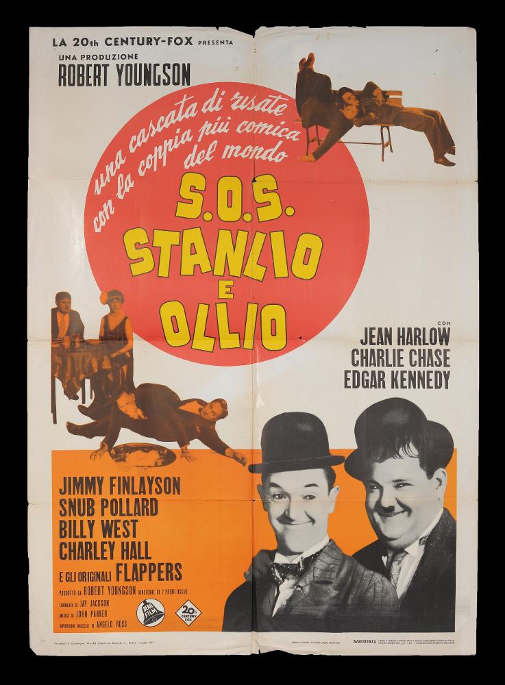 L'immagine riproduce uno dei manifesti conservati presso la Mediateca Regionale Pugliese (vedi Note). Si tratta del manifesto del film "S.O.S Stanlio e Ollio". È una delle moltissime composizioni realizzate per la comicità di Stanlio & Ollio, il duo iconico tra i più amati della storia del cinema. Realizzato su fondo bianco con pochi ma efficaci elementi grafici (il tondo per il titolo e il claim e la fascia colorata per i nomi degli attori), il manifesto riporta i ritratti fotografici in bianco e nero dei due attori e alcune scene che arricchiscono la composizione. Anche in questo caso, l'insieme serve a risaltare la comicità elementare della coppia artistica che sfrutta la mimica facciale e il linguaggio del corpo per gag semplici ed esilaranti, adatte a ogni tipo di ...