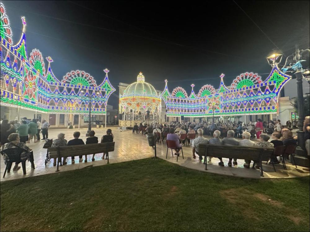 <div class="ql-editor"><div>Questo scatto cattura la sontuosità delle luminarie colorate allestite in occasione della festa Patronale delle Madonna delle Grazie a Collepasso (LE), un momento caratterizzante ed identitario per la comunità che si festeggia sin dal 1835, come testimoniano gli archivi storici.</div><div>La Patrona si onora sia con celebrazione religiose, quali la Santa Novena, Sante Messe e la Processione, che con celebrazioni civili, quali concerti bandistici, fiera-mercato, spettacoli pirotecnici, concerti con artisti di fama nazionale. </div><div>Ultimamente la festa patronale si sta caratterizzando anche per la promozione di prodotti agroalimentari pugliesi, unendo cultura, turismo religioso ed enogastronomico.</div></div>