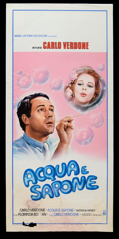 “Acqua e sapone” è un film commedia del 1983 diretto da Carlo Verdone, con protagonisti lo stesso Verdone, Natasha Hovey, Florinda Bolkan, Fabrizio Bracconeri ed Elena Fabrizi.

La sceneggiatura è firmata da Franco Ferrini, Enrico Oldoini e lo stesso Carlo Verdone.
La locandina cinematografica è opera del celebre pittore di cinema Renato Casaro, uno tra i maggiori rappresentanti della grafica e del manifesto. Nato a Treviso nel 1935 comincia la sua carriera artistica da autodidatta ma in breve arriva a sviluppare un proprio stile di grande eleganza e raffinatezza formale. Tecniche diverse si mescolano nel suo linguaggio innovativo che si caratterizza sia per l’uso del pennello sia per quello dell’aerografo che gli consente di ottenere effetti sfumati e volumetrici di gr...