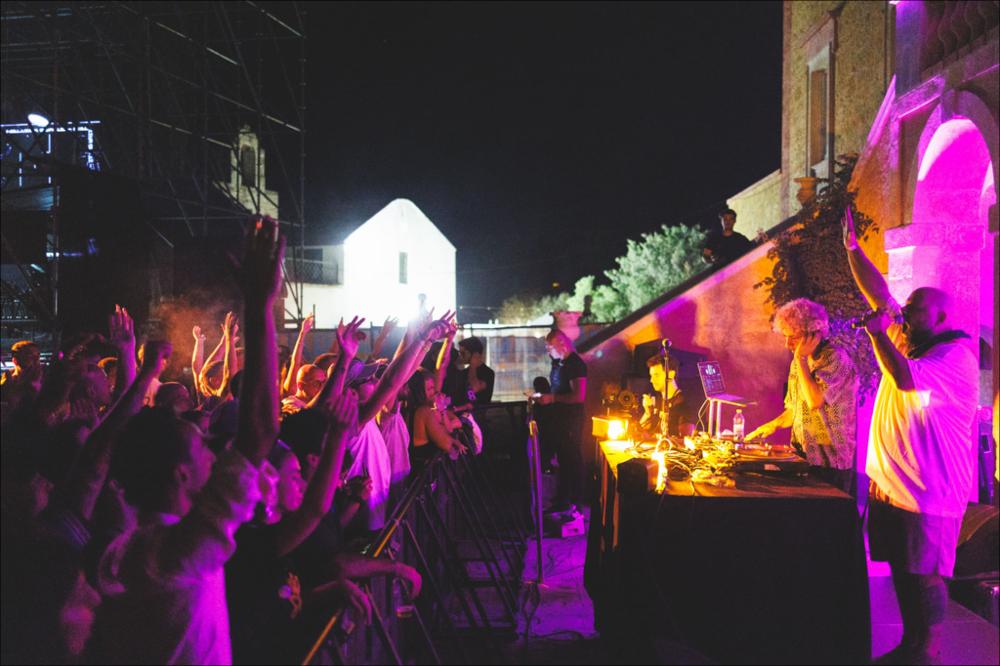 <div>Lo scatto immortala un momento dell’esibizione del duo formato dal barese DJ <strong>Tuppi</strong> e dal tarantino <strong>Moddi</strong> MC, storici membri della seminale Pooglia Tribe. I due artisti si sono esibiti il 12 agosto 2024 sul palco di Masseria Ferragnano, nell’ambito della XX edizione del Locus Festival.</div>...