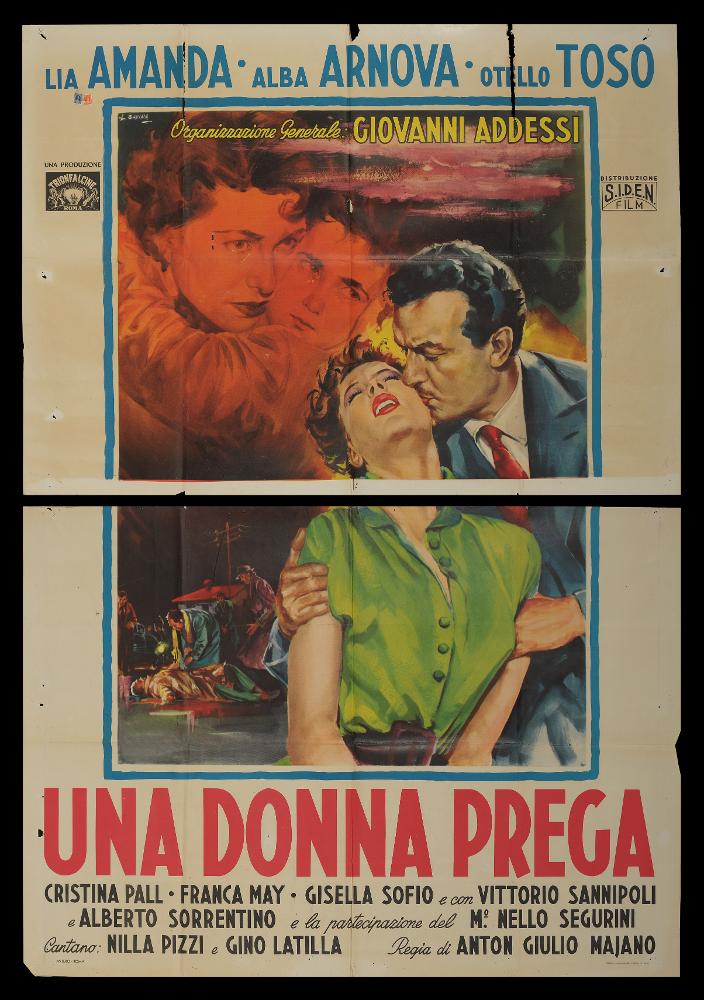 L'immagine riproduce uno dei manifesti conservati presso la Mediateca Regionale Pugliese (vedi Note). Si tratta di una delle versioni grafiche del manifesto del film in bianco e nero “Una donna prega”, del 1953 per la regia di Anton Giulio Majano. L’illustratore del manifesto è Savina L., come si evince dalla firma in alto a destra. Del pittore non si hanno informazioni ma il suo stile rientra nei canoni utilizzati nelle medesime opere degli anni Trenta. Si può notare la divisione dello spazio grafico in tre blocchi che corrispondono a tre momenti del film narrati attraverso la giustapposizione delle figure su diversi piani prospettici. Le stesure cromatiche nelle figure in primo piano sono molto luminose, colori accesi che si spengono sullo sfondo, dove vi sono dei rit...
