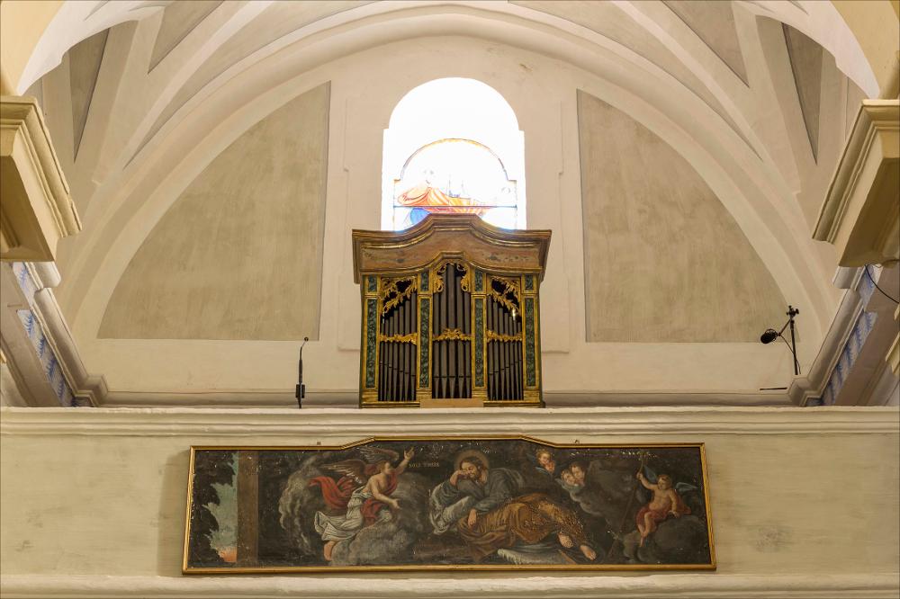 L'organo rappresentato nell'immagine digitale è collocato nella chiesa di S. Vitale di Marittima. La chiesa ha subito nei secoli numerose distruzioni e ricostruzioni. Benché tra il 1775 e il 1778 si attesti una nuova fase di ricostruzione, l'edificio viene in buona parte demolito e ampliato i primi del Novecento dall'architetto Filippo Bacile da Castiglione. All'interno, sull'altare maggiore si conservano la seicentesca tela di San Vitale a cavallo e altri dipinti risalenti al secolo XVIII. L'organo, collocato in una cantoria in muratura in controfacciata, si presenta molto semplice col prospetto piatto suddiviso da quattro colonnine decorate a finto marmo, così come la cornice mistilinea nella parte superiore; l'intaglio in prossimità delle canne risulta fortemente sti...