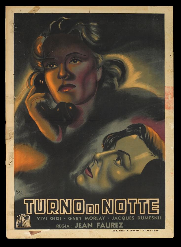 L'immagine riproduce uno dei manifesti conservati presso la Mediateca Regionale Pugliese (vedi Note). Si tratta della versione grafica della fotobusta verticale per il film "Turno di notte", a firma dell'artista Jac. Anche se non si hanno notizie sull'illustratore, la composizione mostra caratteristiche della pittura di cinema del cosiddetto "primo periodo", che si incontra nelle opere a partire dagli anni Trenta. La pittura è narrativa e le stesure cromatiche si fanno cangianti e luminescenti, rendendo i personaggi come se fossero retroilluminati, per un effetto apparentemente realistico, anche se figurativo, come si può notare nei due ritratti femminili rappresentati da Jac. Le figure infatti emergono dalle pennellate scure, in un luogo senza tempo e spazio ma che ind...