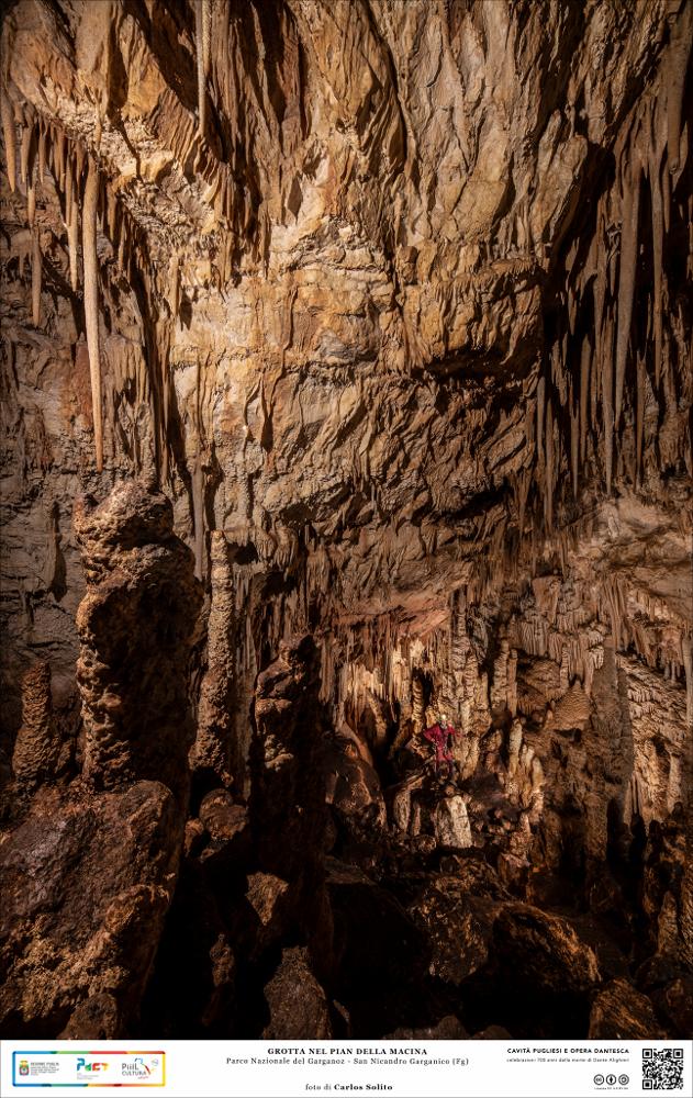 La grotta nel Pian della Macina a San Nicandro Garganico (FG), è in assoluto la cavità più suggestiva del Parco Nazionale del Gargano per la selva di concrezioni al suo interno, che ricrea una foresta di colonne stalatto-stalagmitiche sorprendenti per la varietà delle forme e per la purezza, partorite dal carsismo della zona.
L’immagine digitale fa parte della raccolta di fotografie prodotte da Carlos Solito per il Progetto digitale “Sillabario sotterraneo – Viaggio dantesco nelle Grotte di Puglia” – realizzato nell’ambito della LEGGE REGIONALE 30 dicembre 2020 - art. 39 “Cavità pugliesi e opera dantesca - Celebrazioni 700 anni dalla morte di Dante Alighieri”.