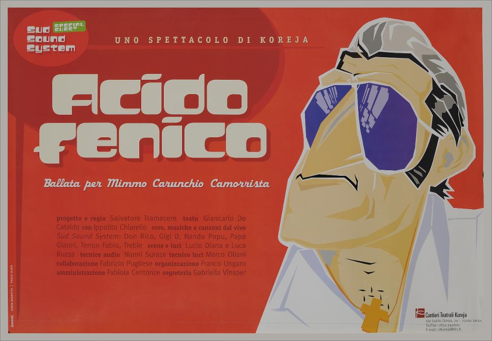 L'immagine in oggetto riproduce la locandina dello spettacolo "Acido fenico". Ideato da un progetto originale di Koreja, lo spettacolo è una ballata dedicata a Domenico Carunchio, malavitoso pugliese che racconta la sua vita. Una ballata in canto e controcanto in cui la prima voce è quella di Domenico mentre il controcanto è affidato alle sonorità dei Sud Sound System. Nella locandina campeggia in primo piano la figura dell'uomo che, reso come un fumetto, emerge dal fondo rosso. In una città dove tristemente si legano sviluppo e degrado, Mimmo Carunchio decide di arruolarsi alla malavita organizzata per sfuggire alla povertà. Una storia fatta di Sud, luoghi comuni e scelte. Carunchio è dunque "l'eroe tragico di una strana tragedia, quella mafiosa, piena di sfaccettature...