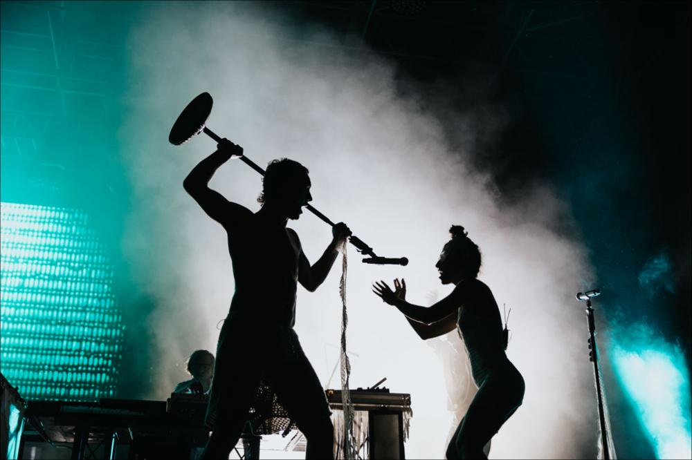 <div>Lo scatto cattura un istante dell’acclamatissimo live di <strong>Cosmo, </strong>ospite della serata di chiusura della XX edizione del Locus Festival, il 14 agosto 2024 presso la Masseria Ferragnano di Locorotondo.</div><div>Dopo un tour sold-out primaverile, l’artista di Ivrea porta la sua festa di liberazione in Puglia con le tracce del suo nuovo disco <em>“Sulle ali del cavallo bianco”</em>. Un inno alla libertà, all’unione e alla festa, senza pregiudizi e possibilmente senza cellulari (nel corso delle date di questo tour venivano consegnati degli adesivi per coprire le fotocamere all’ingresso del concerto, per non farsi distrarre dagli schermi).</div>...