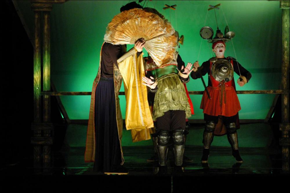 La fotografia in oggetto, ad opera di Elisa Manta, immortala un momento dello spettacolo “Paladini di Francia”, messo in scena dai Cantieri Teatrali Koreja di Lecce per la stagione 2015-2016 dedicata al Teatro Ragazzi. Giochi di bambini, marionette e pupi prendono vita per inscenare uno spettacolo colto e coinvolgente, ricco di citazioni e pure fluente: lo spettacolo di Francesco Niccolini, regia di Enzo Toma, è avvincente sapendo divertire, aprendo intanto spazi di commozione e delicata poesia nell'amata cornice di "Cosa sono le nuvole?" di Pier Paolo Pasolini, fonte d'ispirazione anche per la definizione dei personaggi, attori/pupi che ruotano intorno al loro Imperatore Carlo Magno. È in fondo la storia comica e tragica dei paladini di Carlo Magno, dall'arrivo a corte...