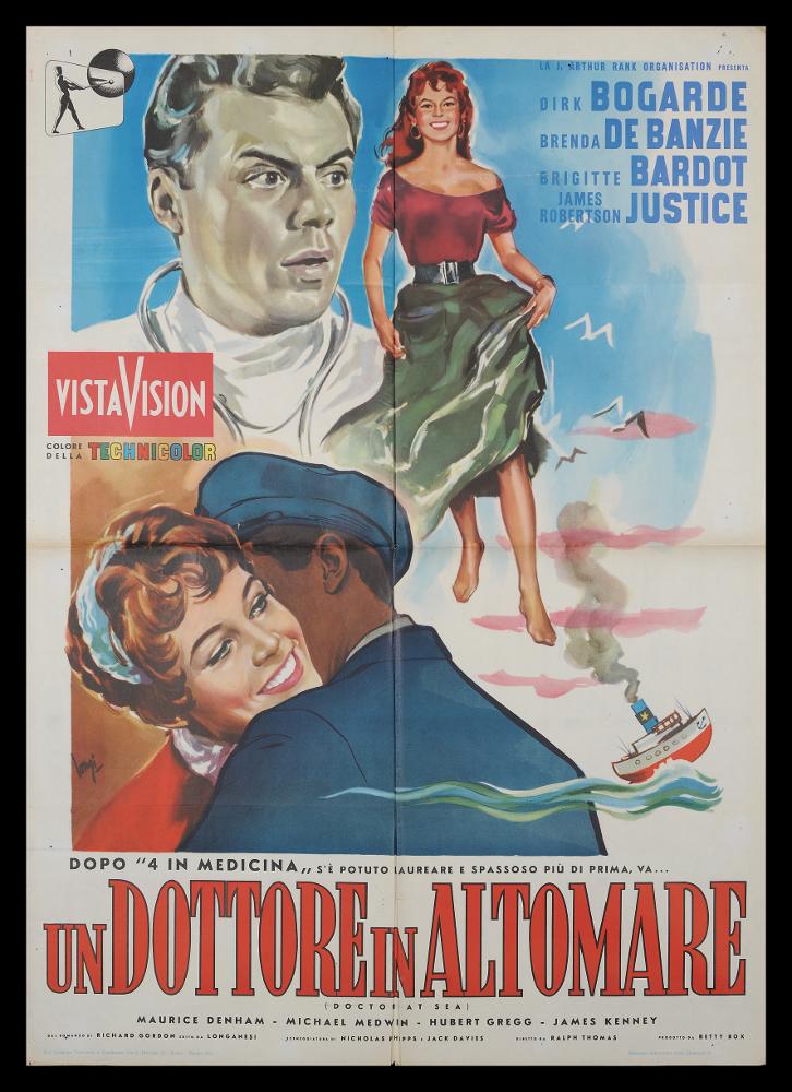 L'immagine riproduce uno dei manifesti conservati presso la Mediateca Regionale Pugliese (vedi Note). Si tratta del manifesto del film inglese "Un dottore in alto mare", a firma di Longi. Come in molte composizioni pittoriche, l'artista mette in risalto la figura femminile, facendosi interprete di quella tendenza degli anni '50 nella quale la bellezza della donna è esaltata sia nei film sia nella pittura da cinema. La composizione è composta e allegra; Brigitte Bardot - raffigurata due volte - è protagonista, insieme al bel ritratto di Dirk Bogarde, nei panni del medico di bordo, ripreso in una delle sue tipiche espressioni. Tutto l'insieme qui è studiato per rappresentare una commedia inglese prodotta in realtà per replicare il successo del film "4 in medicina", basata...