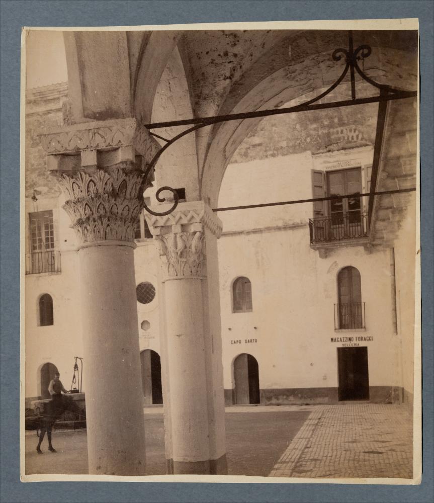 <div class="ql-editor"><div>Documentazione fotografica: cortile del Castello svevo di Bari. Foto di Romualdo Moscioni.</div><div><br></div><div>La raccolta fotografica di Giuseppe Ceci (1863-1938), studioso delle arti figurative dell’Italia meridionale e tra i promotori delle Società di Storia Patria di Napoli e della Puglia, si inserisce nel vivace clima culturale dell’Italia postunitaria, caratterizzato dal progressivo consolidarsi di una «coscienza nazionale» alimentata anche dal confronto e dal dialogo con le realtà storiche e culturali locali.</div><div>Oggi la Biblioteca Comunale di Andria conserva oltre settecento fotografie dedicate alla Puglia medievale, a Napoli e al patrimonio storico-artistico dell’Italia meridionale. Il...
