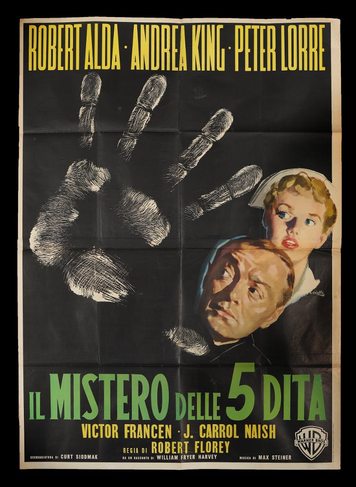 L'immagine riproduce uno dei manifesti conservati presso la Mediateca Regionale Pugliese (vedi Note). Ciriello firma il dipinto per il manifesto del film "Il mistero delle 5 dita", giallo americano degli anni '40. Pittore dal linguaggio elaborato e dallo stile pittorico colto e maturo, sia nel ritratto che nelle scene narrative, Ciriello seppe caratterizzare le sue opere con l'uso di sfumature volumetriche, tocchi di colore morbidi "emotivi", che denotano una comunicazione visiva chiara e coinvolgente. Si ricorda come tra i più importanti disegnatori per manifesti del cinema italiano. Iniziò a lavorare come pubblicitario presso l’agenzia 'Non plus ultra' a Milano e poi presso la 'Ima', la più grande agenzia di pubblicità in Italia. Il suo talento come disegnatore di art...