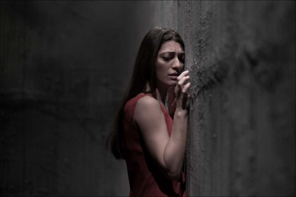 La fotografia in oggetto, ad opera di Alessandro Serra, immortala un momento dello spettacolo “Frame”, spettacolo messo in scena dalla compagnia teatrale Koreja di Lecce con la co-produzione della Compagnia Teatropersona. Frame è uno spettacolo che abbraccia arte e teatro, ispirato nelle scene alle opere dell'artista statunitense Edward Hopper. Una vera e propria immersione nel mondo e nelle opere dell'artista attraverso la descrizione di momenti, persone e frammenti che scandiscono la vita quotidiana dell'uomo contemporaneo. Non ci sono voci ad animare la scena, ma luci, suoni, abiti che riescono a coinvolgere lo spettatore, rendendo lo spettacolo simile ad una visita museale e lo spettatore diviene fruitore che insieme vive e crea l'opera. In questo scatto, l'attrice ...
