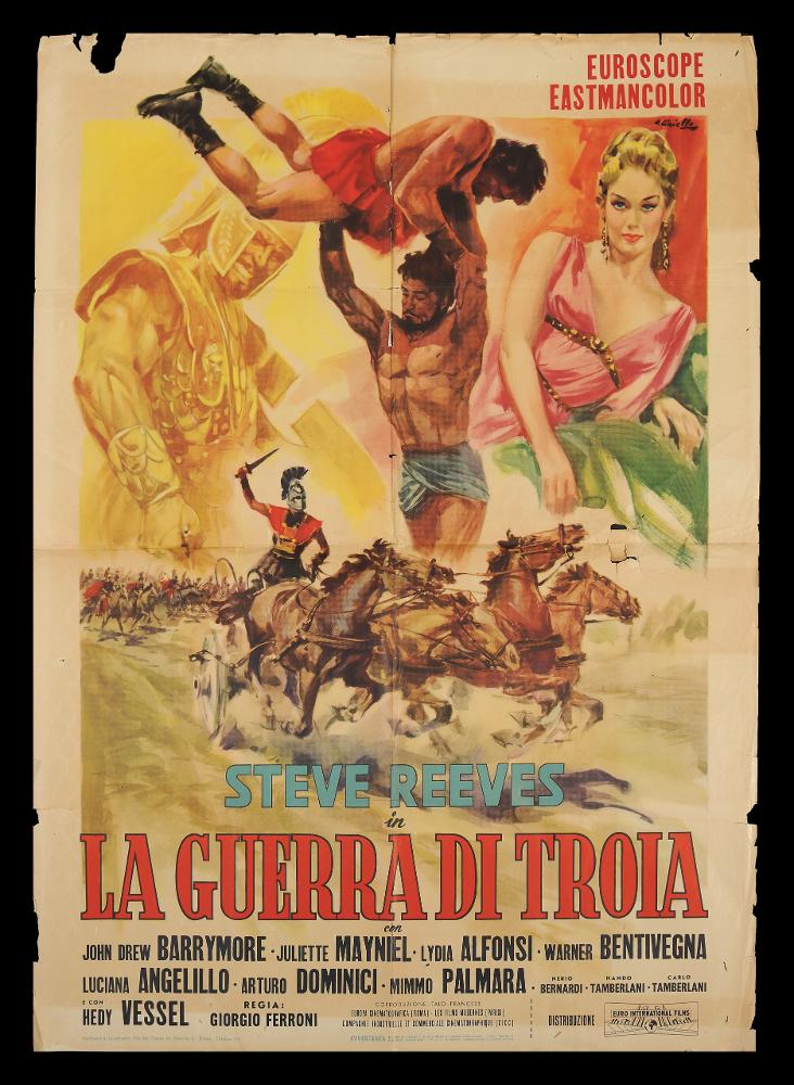 L'immagine riproduce uno dei manifesti conservati presso la Mediateca Regionale Pugliese (vedi Note). Si tratta di uno dei manifesti del film “La guerra di Troia”, del 1961 per la regia di Giorgio Ferroni. L’illustrazione è a firma dell’illustratore Averardo Ciriello (A. Ciriello), come si evince dalla firma in alto a destra. Il pittore sin dagli esordi mostrò un linguaggio elaborato e uno stile pittorico colto e maturo, sia nel ritratto che nelle scene narrative come si può ben notare in questo manifesto. La composizione presenta molti elementi appartenenti a scene diverse del film. La scena in primo piano immortala un momento della battaglia con una biga a capo della cavalleria; si può notare la meticolosità nella riproduzione dei dettagli dei cavalli in movimento e d...