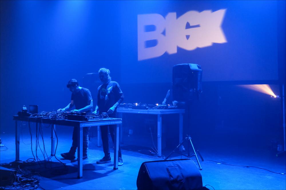 <div class="ql-align-justify">Lo scatto è tratto dal live set dei <strong>Crossing Avenue</strong>, organizzato nella serata del 31 ottobre 2024 presso il Teatro Kismet in occasione della decima edizione 2024 del BIG Bari International Gender Festival.</div><div class="ql-align-justify">Il duo, formatosi a Bari nel 2012, porta avanti una ricerca musicale che attraversa le sonorità elettroniche e sperimentali della techno partendo dallo studio del patrimonio musicale popolare pugliese, le cui influenze confluiscono in ogni loro produzione.</div><div class="ql-align-justify">Dopo la formazione dei Crossing Avenue, il duo ha creato Domus, collettivo no profit attivo nell’organizzazione di eventi insieme ai suoi appassionati soci.</div><div class="ql-align-j...