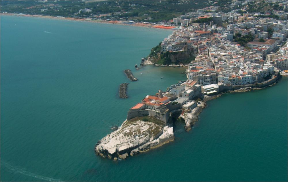 Il comune di Vieste, rientra nell'ambito paesaggistico del Gargano, caratterizzato dall'altopiano calcareo e dai suoi orli terrazzati. Il Gargano presenta una notevole varietà di paesaggi rurali di gran pregio, in gran parte storici e tradizionali, i quali sono il risultato di coltivazioni e tecniche di regimazione e presidio del suolo di tipo tradizionale. La fascia costiera rappresenta un mosaico di morfo-tipologie rurali, che va ad identificare un paesaggio riconoscibile che si struttura a partire dal lago costiero di Varano e arriva fino a Manfredonia. Nella sequenza che va dalla linea di costa verso i rilievi montani, si trovano nella porzione pianeggiante, o la prevalenza di mosaici agricoli, alternato al tipo agricolo periurbano in corrispondenza dei centri, o la...