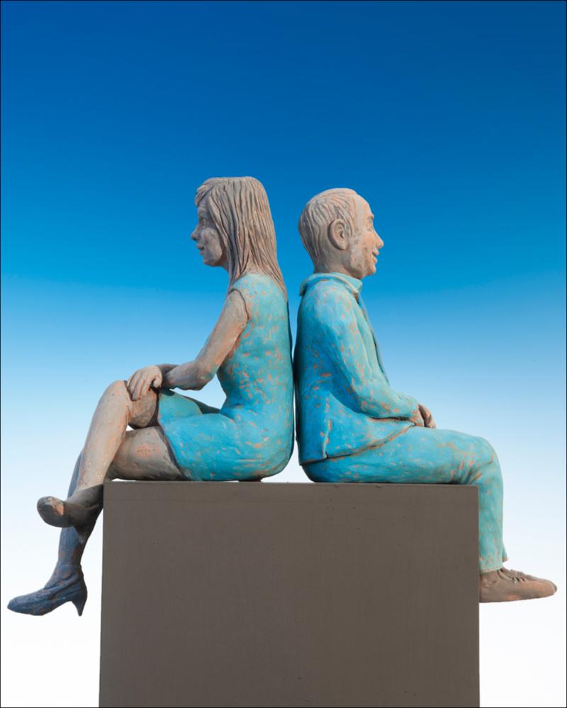 “Attesa” è una delle sculture dell'artista pugliese Beppe Sylos Labini, parte dell'omonima serie. L'artista, attivo sul panorama locale e nazionale dal 1972, è stato allievo del prof. De Palma, assistente di Decorazione di Mimmo Conenna, diplomato all'Accademia di Belle Arti di Bari, della quale ha ricoperto il ruolo di Direttore. L'artista, in particolar modo nell'ultimo decennio, affronta il tema della solitudine nella moltitudine, ossia il senso di isolamento e di lontananza dell'individuo contemporaneo dal resto dei suoi simili. La serie della “Attesa” è il nuovo ciclo di opere che rientra in questo filone, ma rispetto a quelli di "Solitudine-Moltitudine" e "Condominio", aggiunge la variante del colore blu al grigio tortora delle sculturine di terracotta e del basam...