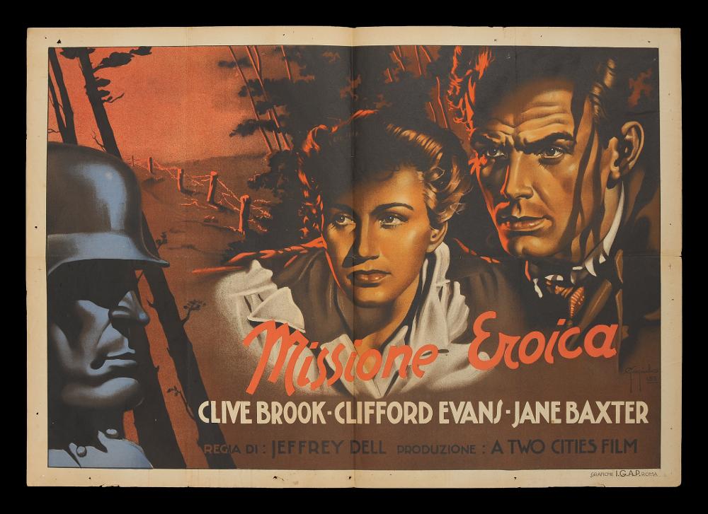 L'immagine riproduce uno dei manifesti conservati presso la Mediateca Regionale Pugliese (vedi Note). Si tratta di uno dei manifesti del film in bianco e nero “Missione eroica” del 1943 per la regia di Jeffrey Dell. La firma che si legge in basso a destra è dell’illustratore Gargiulo (Gargiulo Sergio), riconoscibile per gli allungamenti delle aste discendenti delle “g”, da notare l’indicazione dell’anno ’45 sotto la firma. La composizione grafica differentemente dai manifesti del tempo, si sviluppa in orizzontale seguendo le misure 70x100. La rappresentazione è molto semplice e minimale, nella parte destra il primo piano concentrato di due personaggi, dai colori scuri tendenti alle sfumature del bronzo, colore utilizzato anche per tutto lo sfondo; sul lato sinistro, rit...