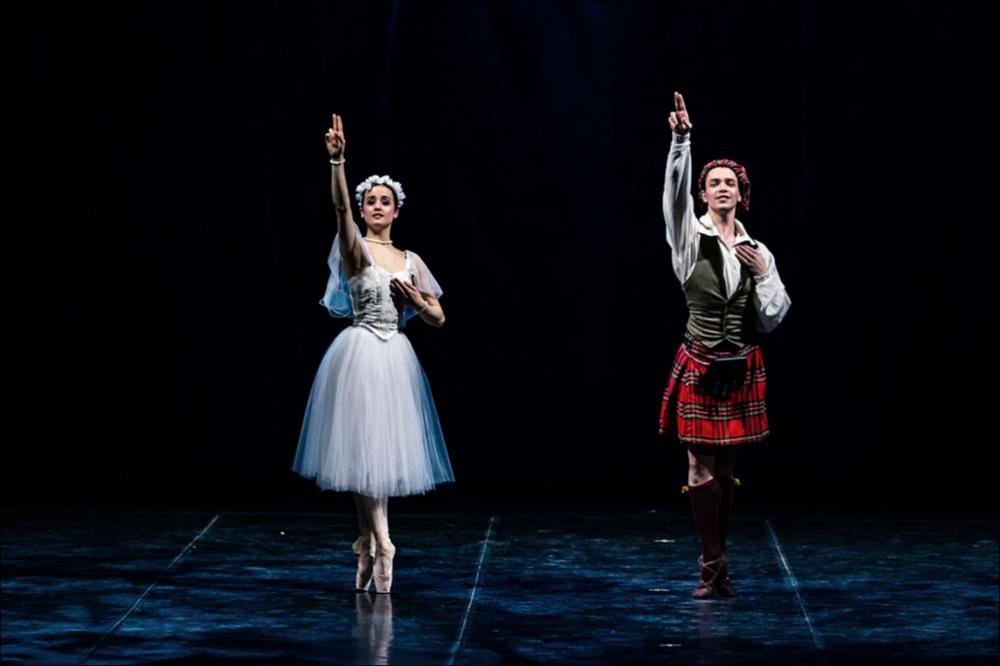 Nella foto i due ballerini Alexander Yakovlev e Alice Leoncini durante lo spettacolo “Serata Romantica” tenutosi presso il Teatro Apollo a Lecce alla riapertura dei Teatri dopo la pandemia, in collaborazione con il Teatro Pubblico Pugliese.
Il Progetto “Serata Romantica” ha visto portare sul palcoscenico le più belle pagine del repertorio ballettistico romantico intervallate dai brani di Chopin e dai versi di Giacomo Leopardi.
Protagonisti del Progetto i primi ballerini e i solisti del Balletto del Sud, Compagnia che ha più volte dimostrato la propria particolare affinità con il repertorio romantico, e l’attore Andrea Sirianni specialista dell’interpretazione del testo in poesia....