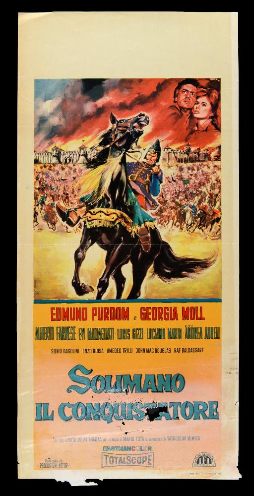 “Solimano il conquistatore” è un film di genere avventura del 1961, diretto da Mario Tota e Vatroslav Mimica, con Edmund Purdom e Giorgia Moll.
La locandina cinematografica è opera di Basilio Morini, noto illustratore che firmò numerosi manifesti cinematografici. 
L’immagine presenta una straordinaria dinamicità e narratività. Colori vivaci e pennellate fugaci caratterizzano la scena dal gusto pittorico estremamente raffinato. In primo piano il sultano turco Solimano in groppa al suo destriero guida l’avanzata del suo ingente esercito raffigurato alle sue spalle. In alto a destra, su un cielo dalle tinte infuocate, i ritratti dei due interpreti Edmund Purdom e Giorgia Moll.
La locandina originale è conservata nell’Archivio della Mediateca Regionale Pugliese....