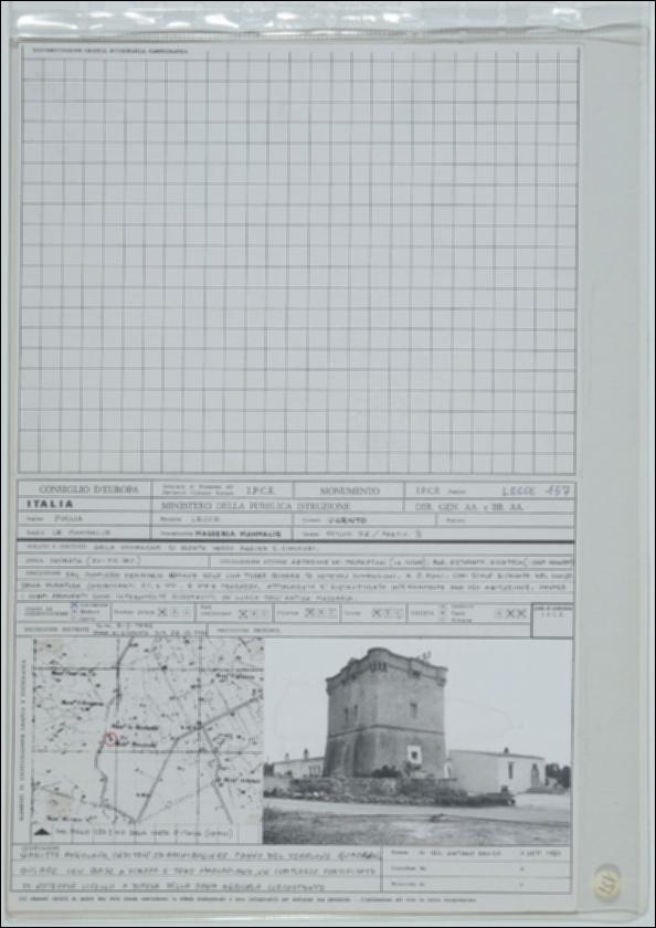 La scheda in oggetto è parte del volume “Censimento delle opere fortificate in Puglia”, risultato dell'attività promossa dalla Regione Puglia tra il 1981 e il 1982, per individuare e descrivere le principali costruzioni in muratura presenti nel territorio. Composta da due fogli sciolti, è redatta dall'Ing. Antonio Panico nel settembre 1981. La masseria Mammalie è situata ad Ugento in provincia di Lecce, in zona rurale. La masseria risale probabilmente al XV secolo e presenta una torre quadrata a due livelli con garitte angolari, caditoie ed archibugiere, alla quale si addossano corpi di fabbrica posticci. La struttura muraria della torre è composta da conci squadrati in tufo carparo locale di tessitura regolare. 
