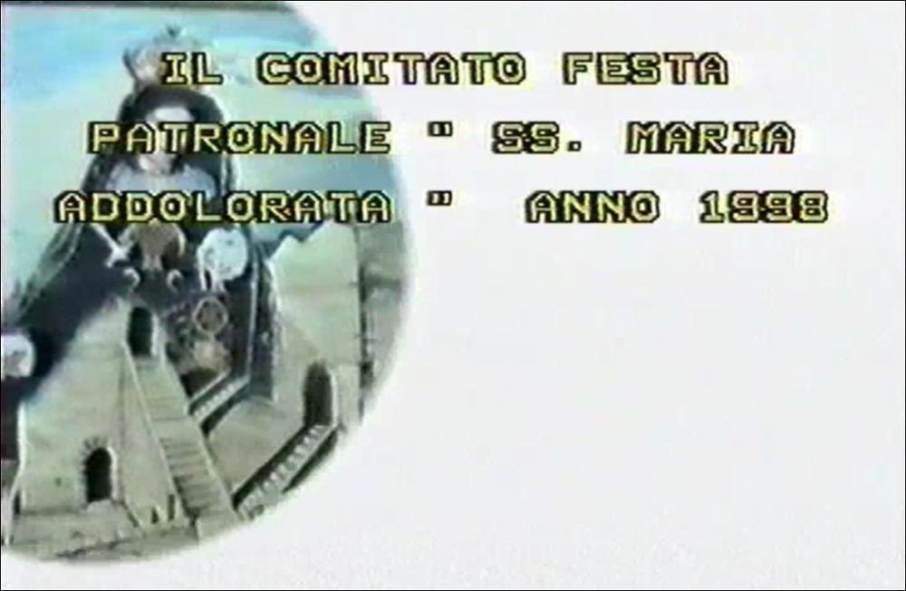 <div class="ql-editor"><div>Questo video, girato nel 1998, racconta i momenti salienti della Festa Patronale di Maria Santissima Addolorata a Poggiorsini, il più piccolo comune dell’area metropolitana di Bari (BA).</div><div>La festa si celebra tradizionalmente il 9, 10 e 11 agosto. Secondo la tradizione orale, le sue origini risalgono alla prima metà del Novecento quando, a causa delle limitate risorse economiche, veniva organizzata ogni due o tre anni. Solo in tempi più recenti la festa è diventata un appuntamento annuale, consentendo una più stabile conservazione e trasmissione delle pratiche religiose.</div><div>La dimensione spirituale è centrale e si prepara già dal mese di luglio con momenti di preghiera. Nei giorni della ...