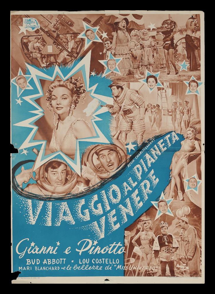 L'immagine riproduce uno dei manifesti conservati presso la Mediateca Regionale Pugliese (vedi Note). Si tratta di una delle fotobuste del film in bianco e nero “Viaggio al pianeta Venere”, del regista Charles Lamont del 1953. L’illustrazione presenta uno sfondo celestino sul quale risalta il titolo particolareggiato da un lettering bianco a puntini, quasi polvere. Particolare la rappresentazione in un color sabbia e sue sfumature dei personaggi, da notare i ritratti delle attrici inseriti in cornici a forma di stella: tutti elementi che si collegano all’idea del pianeta espressa nel titolo. Il duo comico Gianni e Pinotto è rappresentato con gli abiti propri degli esploratori spaziali. Anche nella trascrizione dei nomi dei due protagonisti vi è la presenza delle stellin...