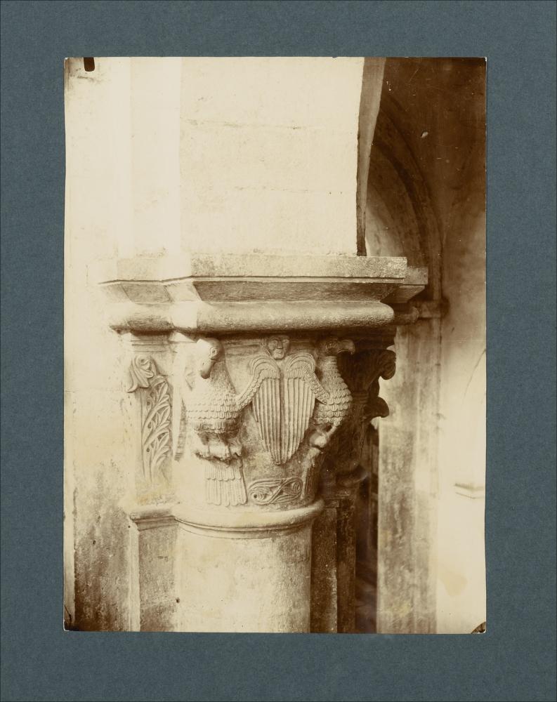 <div class="ql-editor"><div>Documentazione fotografica di un capitello, risalente al XIII secolo, appartenente alle colonne della Cattedrale di Ruvo di Puglia.</div><div>La raccolta fotografica di Giuseppe Ceci (1863-1938), studioso delle arti figurative dell’Italia meridionale e tra i promotori delle Società di Storia Patria di Napoli e della Puglia, si inserisce nel vivace clima culturale dell’Italia postunitaria, caratterizzato dal progressivo consolidarsi di una «coscienza nazionale» alimentata anche dal confronto e dal dialogo con le realtà storiche e culturali locali.</div><div>Oggi la Biblioteca Comunale di Andria conserva oltre settecento fotografie dedicate alla Puglia medievale, a Napoli e al patrimonio storico-artistico dell...