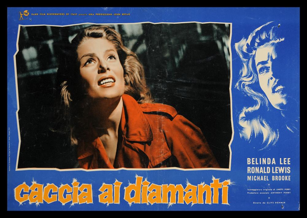L'immagine riproduce uno dei manifesti conservati presso la Mediateca Regionale Pugliese (vedi Note). Si tratta della delle versioni grafiche per la serie della fotobusta del film "Caccia ai diamanti", di cui si conserva anche la versione di Cesselon e di Olivetti. A firma dell'artista V. Napoli, l'illustrazione sulla destra è un ritratto dallo stile grafico di Belinda Lee, nei toni netti del bianco e blu, intonato al resto di tutto il manifesto. Come di consueto per la serie delle fotobuste cinematografiche, completa l'opera una scena tratta dal film; esalta l'insieme il titolo, che visivamente richiama i diamanti, anche con gli accenti spigolosi delle lettere e le lievi pennellate che rievocano piccoli bagliori....
