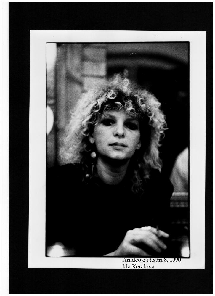 La fotografia in bianco e nero è un ritratto della cantante cecoslovacca Ida Keravola, ospite della rassegna annuale “Aradeo e i Teatri”, un appuntamento con il teatro sperimentale che la compagnia Koreja, nata nel 1983 nel piccolo borgo salentino di Aradeo, porta avanti sin dall'anno della sua fondazione. Invitata ad Aradeo nel 1990 durante l'ottava edizione della più importante kermesse culturale e teatrale della Puglia dell'epoca, la cantante era nel gruppo di artiste che operò in "Canti in silenzio", una sezione del festival dedicata al lavoro sulla voce. Il seminario svoltosi presso il Castello "Tre masserie", sede storica di Koreja, si svolse dal 29 luglio al 3 agosto con spettacoli in forma di concerto diretto da Julia Varley, con la partecipazione di Helen Chadw...