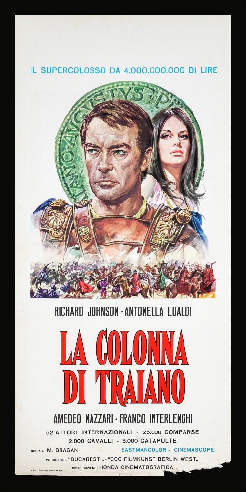 “La colonna di Traiano” (titolo originale "Columna") è un film rumeno del 1968, diretto da Mircea Drăgan, su sceneggiatura di Titus Popovici. Nel cast, Antonella Lualdi, Franco Interlenghi, Richard Johnson e Amedeo Nazzari, quest'ultimo nei panni dell'imperatore Traiano.
La locandina cinematografica è opera del celebre pittore di cinema Renato Casaro, uno tra i maggiori rappresentanti della grafica e del manifesto. Nato a Treviso nel 1935 comincia la sua carriera artistica da autodidatta ma in breve arriva a sviluppare un proprio stile di grande eleganza e raffinatezza formale. Tecniche diverse si mescolano nel suo linguaggio innovativo che si caratterizza sia per l’uso del pennello sia per quello dell’aerografo che gli consentirà di ottenere effetti sfumati e volumetri...