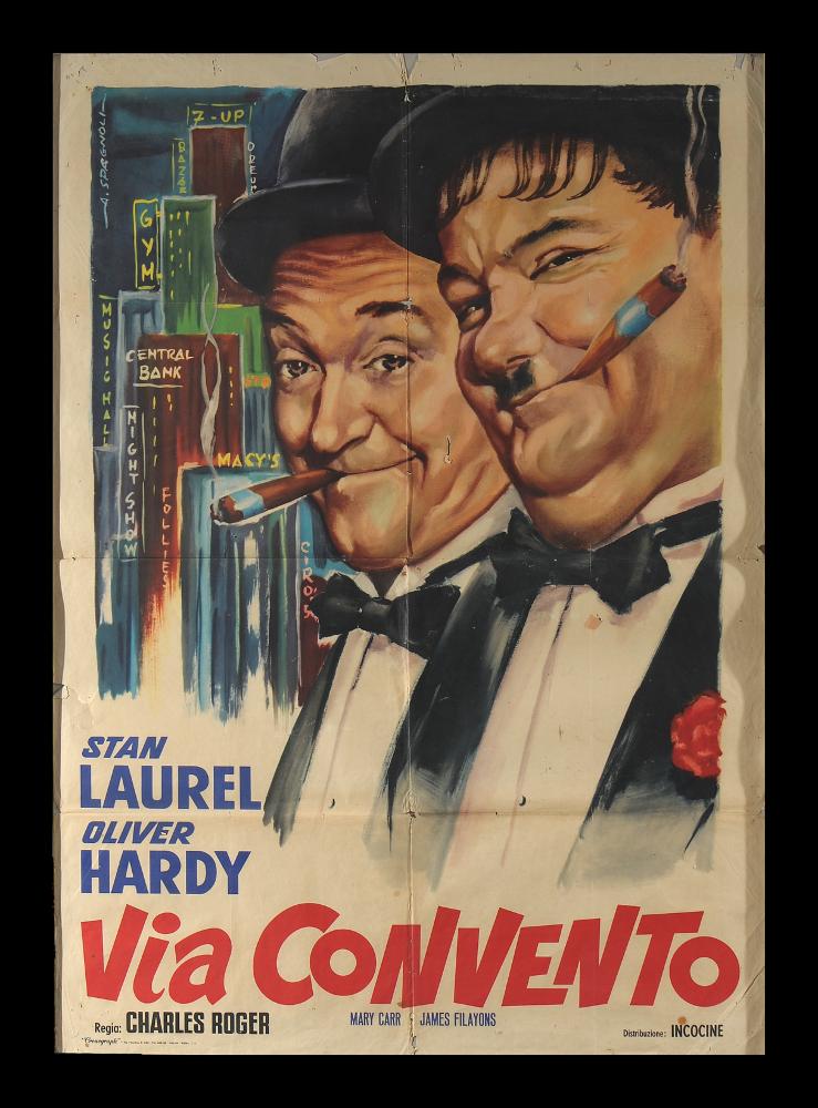 
“Via Convento” (1947) è un film diretto da Charles Roger che lega tra loro i cortometraggi “Il regalo di nozze” (Me and my pal, 1933), “Ospiti inattesi” (Scram!, 1932) e “Andiamo a lavorare” (One good turn, 1931), con Stan Laurel e Oliver Hardy. 
Nell'ambito dell’adattamento delle pellicole statunitensi, gli editori italiani crearono numerosi film di montaggio, in particolare da cortometraggi, con titoli e abbinamenti nuovi. La caratteristica più distintiva delle edizioni italiane sonore dei film di Stanlio e Ollio è la loro parlata dal marcato accento anglosassone.
Il manifesto cinematografico è firmato dal celebre maestro Aldo Spagnoli, noto pubblicitario italiano.
Pennellate fluide, vivacità dei colori e spiccata capacità ritrattistica caratterizzano la composizione...