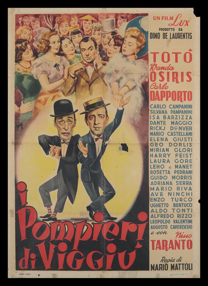 L'immagine riproduce uno dei manifesti conservati presso la Mediateca Regionale Pugliese (vedi Note). Si tratta del manifesto del film "I pompieri di Viggiù", a firma di Carloantonio Longi. Versatile illustratore e pittore toscano, contribuì per circa 30 anni alla produzione artistica italiana dedicata al cinema. La composizione grafica è incentrata sui personaggi del film: Totò e Carlo Dapporto al centro, con volti ritratti fedelmente su corpi dallo stile caricaturale. Intorno, una scena di interni con una serie di personaggi, che confermano la grande abilità tecnica di Longi. Amante della sperimentazione, nella sua carriera realizzò anche composizioni fatte di pochi colori e disegni lineari. Qui il suo stile tradizionale esalta un film corale, che vide la partecipazio...