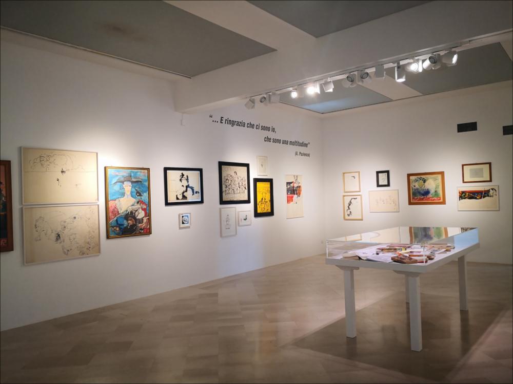 L’immagine fotografica è tratta dalla mostra “Pasolini Pascali Pazienza – Segni e disegni corsari”, curata dallo storico dell’arte Giacinto Di Pietrantonio e allestita presso la Fondazione Pino Pascali di Polignano a Mare (Ba). I protagonisti di questo dialogo virtuale sono tre grandi figure di creativi italiani, Pino Pascali, Pier Paolo Pasolini ed Andrea Pazienza, artisti che hanno fatto del disegno il luogo privilegiato della loro libertà espressiva. La mostra si propone di avviare una ricerca del tutto nuova in cui si mescolano diverse forme del linguaggio espressivo di questi artisti.