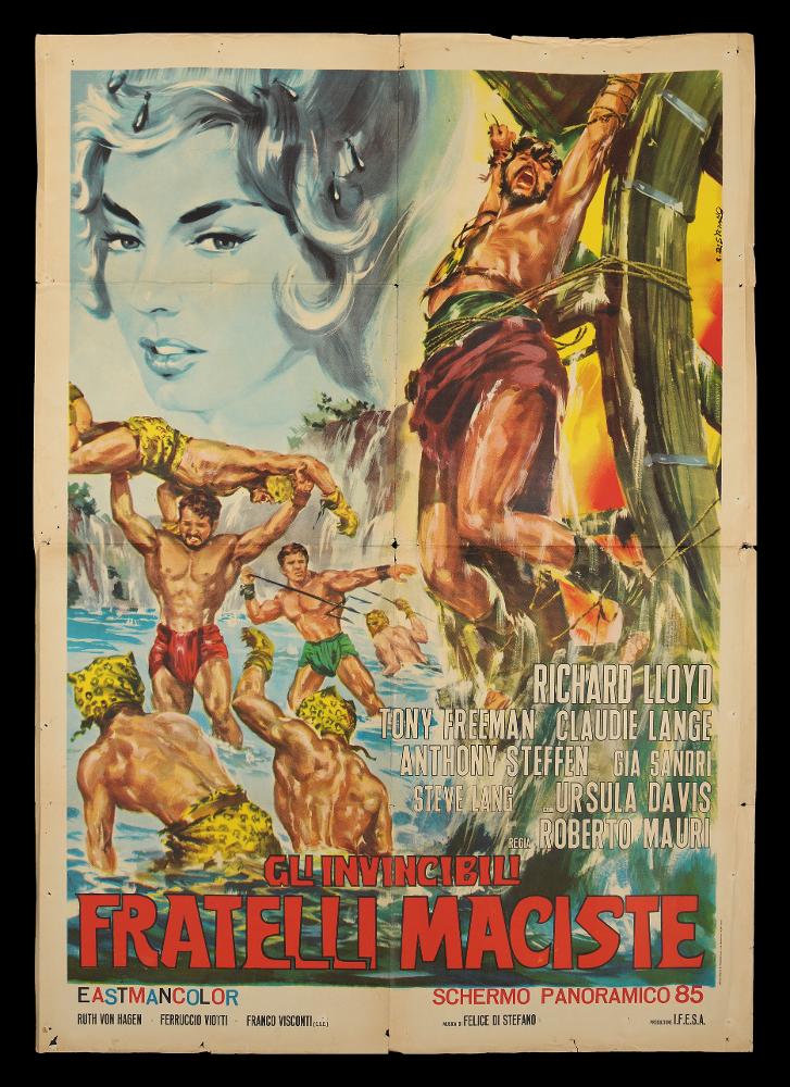 L'immagine riproduce uno dei manifesti conservati presso la Mediateca Regionale Pugliese (vedi Note). Si tratta di uno dei manifesti del film “Gli invincibili fratelli Maciste” del 1965 per la regia di Roberto Mauri. La firma, chiaramente leggibile sulla destra, è dell’illustratore G. Di Stefano, autore di molte altre locandine e manifesti con protagonista l’eroe forzuto inventato da Gabriele d’Annunzio. In questo film i Maciste sono due e Di Stefano li rappresenta identici, differenti solo per la presenza della barba sul volto di uno dei due. i due eroi lottano con uomini vestiti con guanti e copricapi che ricordano la pelle dei ghepardi. Sullo sfondo, in grigio, quasi fosse estranea alle scene, il ritratto di Claudie Lange, la crudele regina Thaliade appartenente ad u...