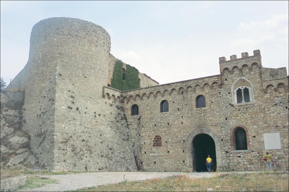 La fotografia è parte della ricca raccolta fotografica “Puglia per tutte le Stagioni” vol. 2, prodotta dall'Assessorato al Turismo e Industria Alberghiera della Regione Puglia e creata per raccontare la Puglia attraverso immagini diverse suddivise in 5 settori principali: Città e Paesi, Settimana Santa, Territorio, Feste – Sagre – Tradizioni, Mercati – Prodotti – Cucina. L'immagine immortala la facciata principale del Castello Ducale di Bovino, comune a sud di Foggia. Il complesso fu costruito tra il 1059 e il 1182 dal figlio di Tancredi d'Altavilla, Drogone e successivamente venne restaurato da Federico II di Svevia. Fu luogo di residenza e soggiorno per molti uomini illustri e dinastie di grande fama: Manfredi, figlio di Federico II, gli Angioini, sovrani del Regno di...