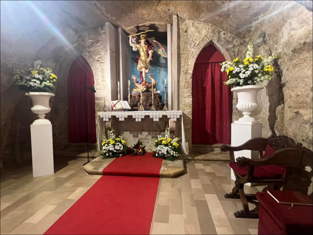 <div class="ql-editor"><div>La foto presenta la suggestiva grotta di San Michele Arcangelo ad Orsara di Puglia (FG), con la statua del Santo al centro dell'altare, allestito in occasione della Festa in onore del Patrono.</div><div>La festa patronale di San Michele Arcangelo a Orsara di Puglia è uno degli eventi più importanti della vita religiosa e culturale della comunità. Si celebra due volte l’anno, l’8 maggio e il 29 settembre, date entrambe legate alla tradizione del culto micaelico.</div><div>La devozione a San Michele ad Orsara affonda le sue radici in epoca molto antica, probabilmente già nell’VIII secolo, quando monaci basiliani si stabilirono nelle grotte del territorio. Cuore di questa tradizione è la Grotta di San M...