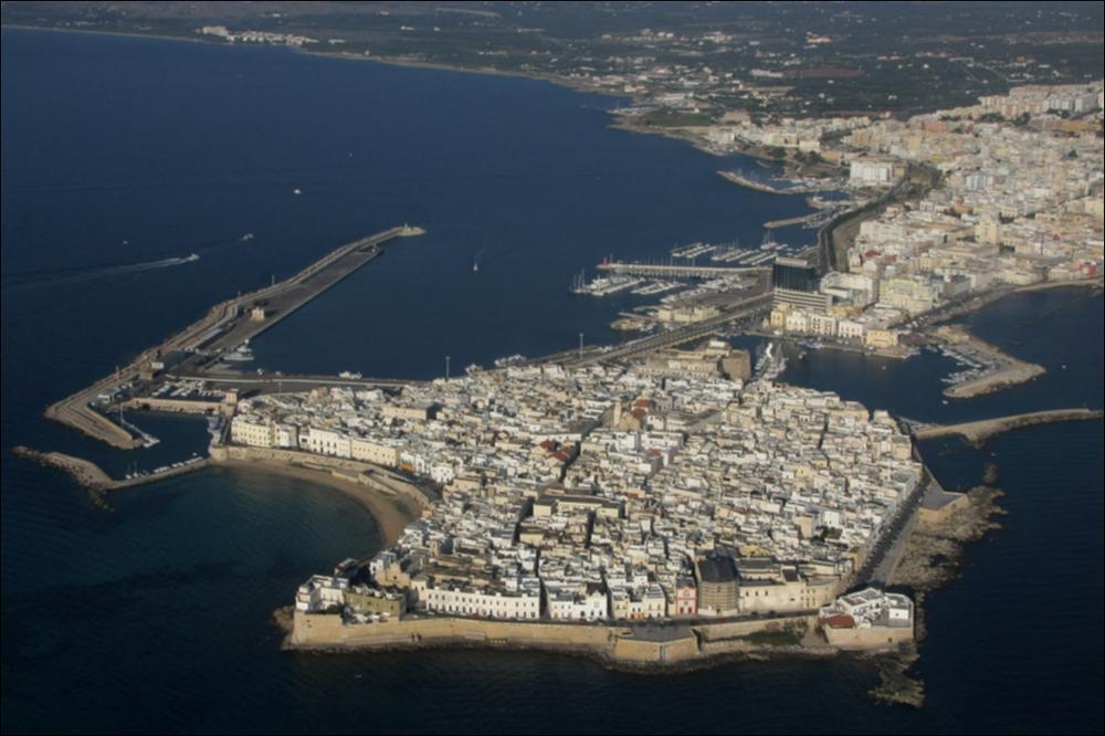 Il comune di Gallipoli, rientra nell'ambito paesaggistico del Salento delle Serre. Il tratto costiero che si estende da Torre Vado (al confine tra Marciano di Leuca e Salve) all'area di Torre d'Alto Lido (al confine tra Galatone e Nardò), si differenzia: a partire dalla marina di Salve, sita a nord-ovest di Torre Vado, fino a Torre S. Giovanni, il litorale si presenta prevalentemente sabbioso ed è intervallato solo da brevi tratti di costa rocciosa bassa. Tra gli arenili, domina la grande spiaggia delle Pesculuse estesa per ben 12 km. Dopo Punta Pizzo si estende un'altra ampia spiaggia falcata, con al centro la zona residenziale di Baia Verde, intervallata solo in alcuni punti da tratti rocciosi con spiaggia sabbiosa al piede. Particolarmente interessanti risultano qui ...