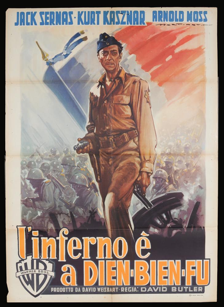 L'immagine riproduce uno dei manifesti conservati presso la Mediateca Regionale Pugliese (vedi Note). Si tratta di uno dei manifesti del film in bianco e nero “L’inferno è a Dien-Bien-Fu” del 1955 per la regia di David Butler. La firma che si legge è dell’illustratore toscano Martinati (Luigi Martinati), fondatore con Anselmo Ballester e Alfredo Capitani dello studio BCM, società di produzione di manifesti per il cinema e da considerarsi uno degli interpreti della prima maniera del manifesto di cinema. Al centro della composizione grafica il protagonista Arnold Moss, nei panni di un sergente della guarnigione francese durante la battaglia di Dien Bien Fu nel 1954. Alle spalle dell’uomo, si spiega in alto la bandiera francese e al di sotto la truppa informe dei soldati, ...