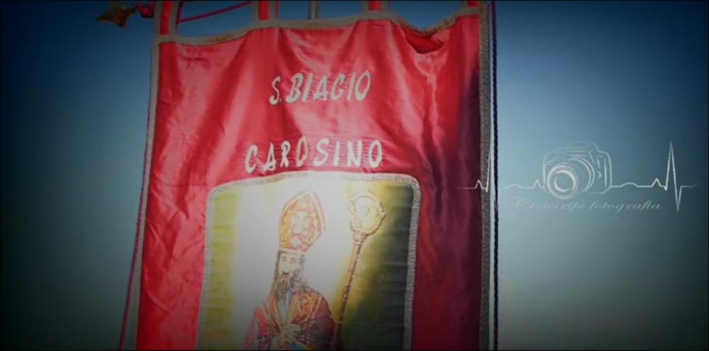<div class="ql-editor"><div>Il video presenta i momenti salienti della Festa Patronale di San Biagio a Carosino (TA).</div><div>La Festa Patronale di San Biagio, celebrata annualmente l’11 e il 12 ottobre, costituisce un articolato insieme di pratiche religiose e manifestazioni comunitarie dedicate al santo patrono. Le celebrazioni ruotano attorno ai solenni riti liturgici e alla tradizionale processione con la statua del santo lungo le principali vie del paese, affiancati da iniziative civili come concerti bandistici, luminarie, mercatini e momenti di aggregazione pubblica. In queste giornate l’intero centro abitato viene coinvolto, trasformandosi in uno spazio rituale condiviso dalla comunità.</div><div>Le origini del culto di San Biagio a Carosino si...
