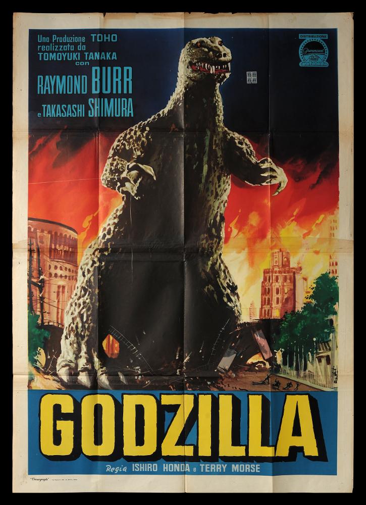 L'immagine riproduce uno dei manifesti conservati presso la Mediateca Regionale Pugliese (vedi Note). Si tratta di una delle versioni grafiche del manifesto del film “Godzilla”, del 1954 per la regia di Ishirō Honda. Il manifesto è firmato da Enzo Nistri (Lorenzo Nistri), pittore romano che firmò migliaia di manifesti per il cinema, contraddistinguendosi per un linguaggio maturo, uno stile semplice ed elegante che «si presta a raccontare ogni storia» (Baroni, 2018). Il gusto per la volumetria è qui ben visibile nella rappresentazione gigantesca del “dinosauro atomico”, particolareggiato nei tratti, con occhi rossi e denti uncinati ad incutere timore. Tutto lo sfondo è impregnato di distruzione: le fiamme rosse ed arancio che divampano sulla città, abitazioni distrutte e...